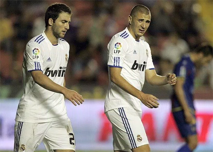 Benzema kết thúc mùa giải đầu tiên cho Real với chỉ 9 bàn thắng (Ảnh: Internet)