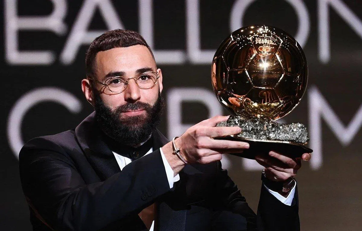 Benzema nhận Quả bóng vàng 2022 như một phần thường cho những nỗ lực không mệt mỏi của tiền đạo người Pháp (Ảnh: Internet) Benzema nhận Quả bóng vàng 2022 như một phần thường cho những nỗ lực không mệt mỏi của tiền đạo người Pháp (Ảnh: Internet)