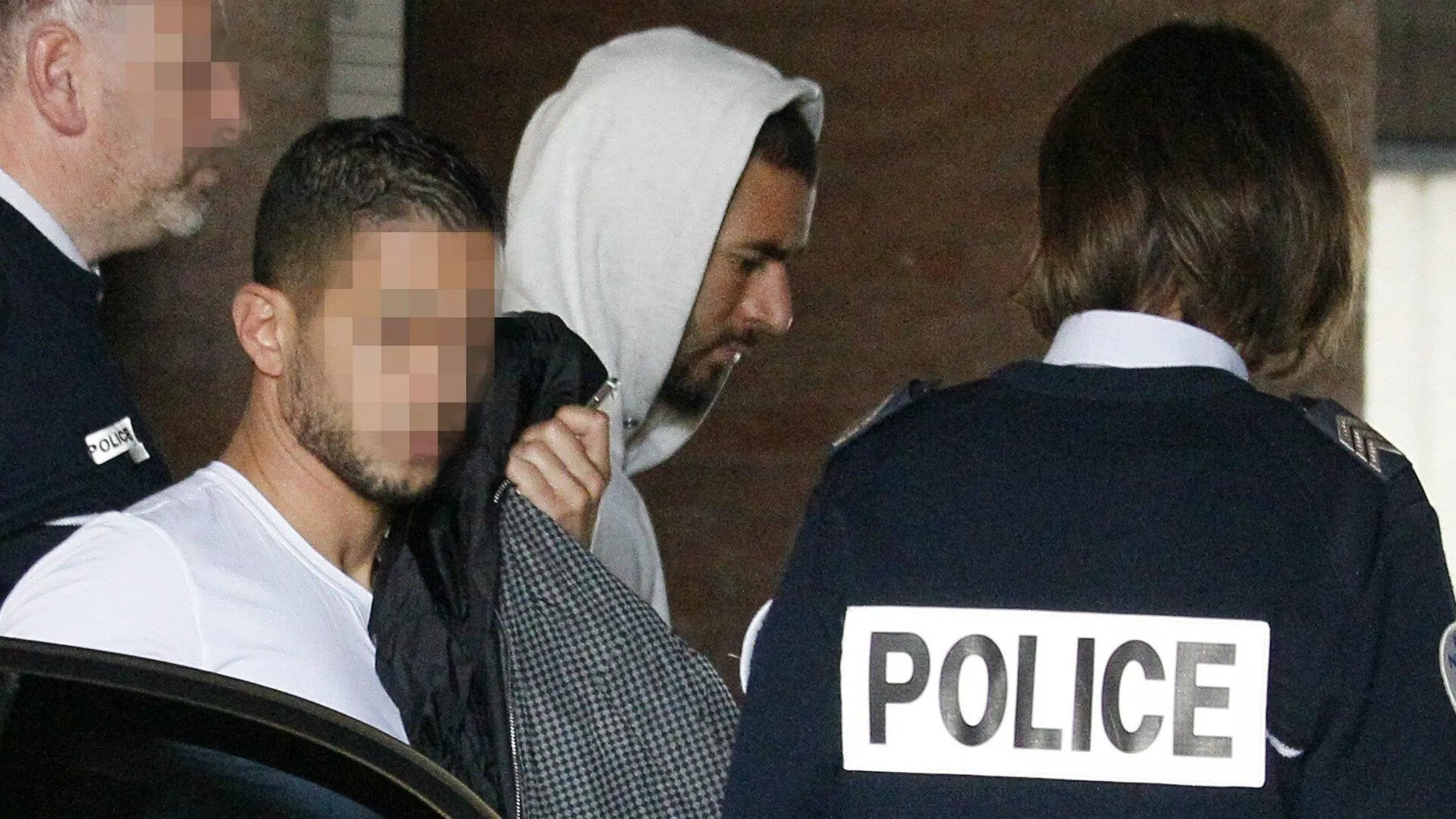 Benzema từng dính vào scandal tống tiền 2015 và bị cấm cửa lên tuyển quốc gia Pháp đến năm 2020 (Ảnh: Internet) Benzema từng dính vào scandal tống tiền 2015 và bị cấm cửa lên tuyển quốc gia Pháp đến năm 2020 (Ảnh: Internet)