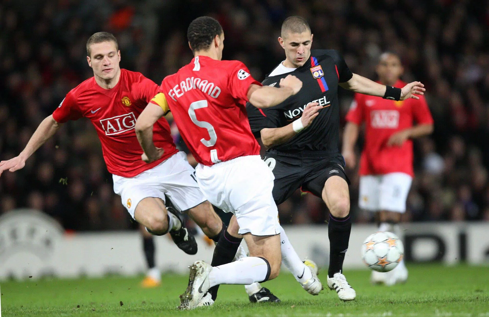 Màn trình diễn xuất sắc của Benzema trước Man Utd từng khiến Sir Alex ngỏ ý mua tiền đạo người Pháp này (Ảnh: Internet) Màn trình diễn xuất sắc của Benzema trước Man Utd từng khiến Sir Alex ngỏ ý mua tiền đạo người Pháp này (Ảnh: Internet)