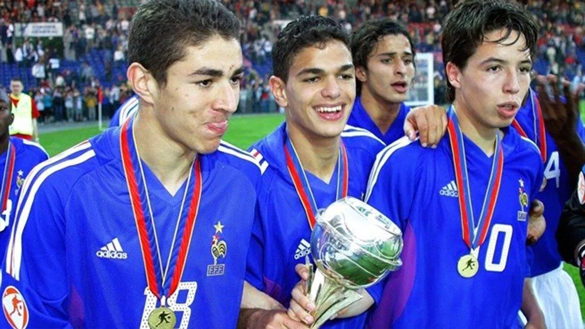 Benzema cùng các đồng đội trẻ khác trên tuyển U17 của Pháp vô địch châu Âu 2004 (Ảnh: Internet) Benzema cùng các đồng đội trẻ khác trên tuyển U17 của Pháp vô địch châu Âu 2004 (Ảnh: Internet)
