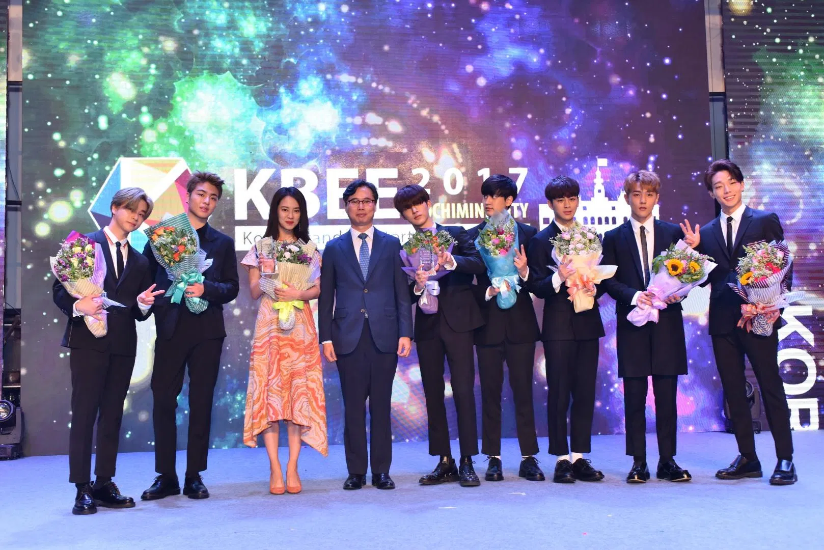 IKON và Song Ji Hyo tại buổi biểu diễn tại Thành phố Hồ Chí Minh (Ảnh: Internet)