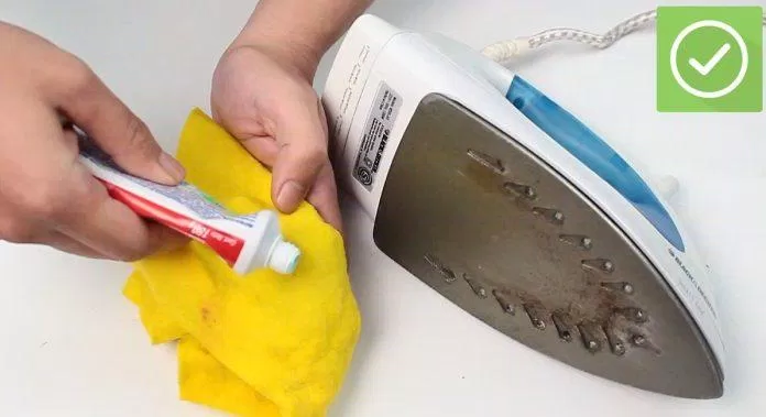 Tẩy vết cháy trên mặt bàn ủi bằng kem đánh răng (Ảnh: Internet)