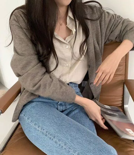 Áo Cardigan phối với áo sơ mi, quần jeans (Nguồn: Internet)