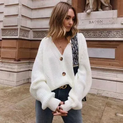 Cardigan trắng phối với quần jeans cá tính (Nguồn: Internet)
