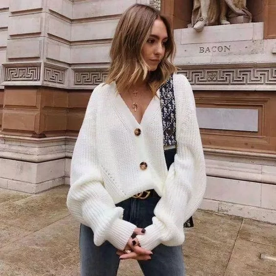 Cardigan trắng phối với quần jeans cá tính (Nguồn: Internet)