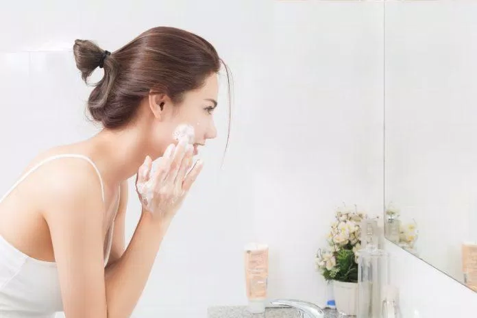 Làm sạch da giúp sản phẩm được hấp thụ tốt hơn (Ảnh: Internet)