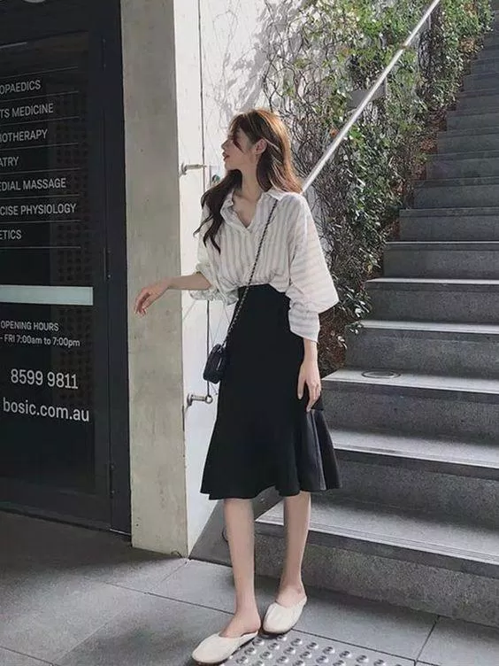 Chân váy đen kết hợp với áo sơ mi (Nguồn: Internet)