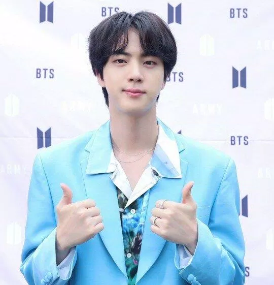 Jin thậm chí còn viết lại fanfic của fan! (Ảnh: Internet)