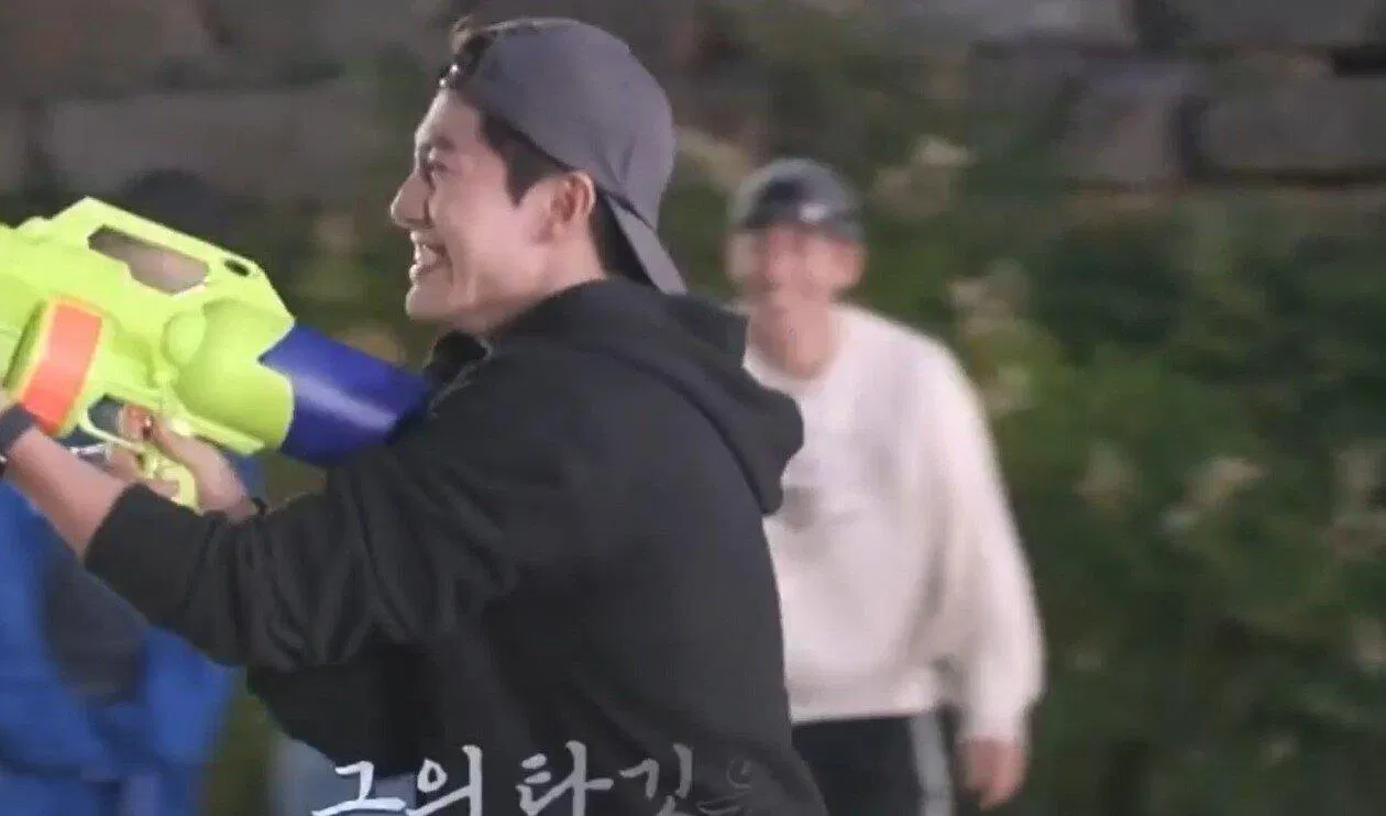 chĩa súng không chút "thương tiếc" vào Park Bo Gum (Ảnh: Internet)