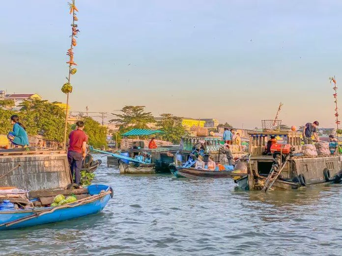 Cây bẹo được treo ở mỗi ghe hàng (Ảnh: Internet) Cây bẹo được treo ở mỗi ghe hàng (Ảnh: Internet)