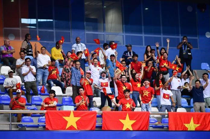 Niềm vui của các cổ động viên có mặt tại nhà thi đấu Saad Al-Abdullah khi đội tuyển con cưng giành chiến thắng (Ảnh: Internet) Niềm vui của các cổ động viên có mặt tại nhà thi đấu Saad Al-Abdullah khi đội tuyển con cưng giành chiến thắng (Ảnh: Internet)