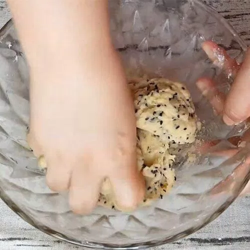 Tạo hỗn hợp bột làm bánh quy mè đen. (Nguồn: Internet) Tạo hỗn hợp bột làm bánh quy mè đen. (Nguồn: Internet)