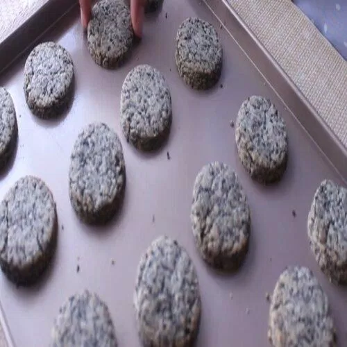 Bột làm bánh quy mè đen được tạo hình và nướng cho thành phẩm. (Nguồn: Internet) Bột làm bánh quy mè đen được tạo hình và nướng cho thành phẩm. (Nguồn: Internet)