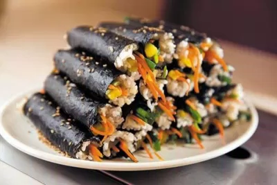 Món cơm cuộn rong biển KimBap. (Nguồn: Internet) Món cơm cuộn rong biển KimBap. (Nguồn: Internet)