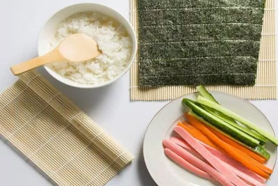 Nguyên liệu làm món cơm cuộn rong biển. (Nguồn: Internet) Nguyên liệu làm món cơm cuộn rong biển. (Nguồn: Internet)