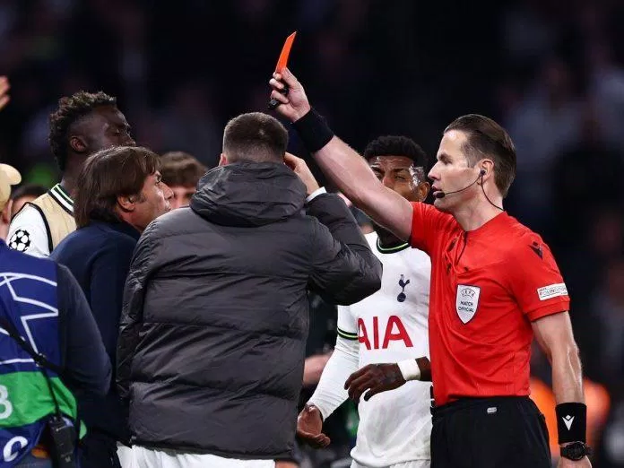 Tấm thẻ đỏ gần cuối trận của Antonio Conte vì lỗi phản ứng (Ảnh: Internet) Tấm thẻ đỏ gần cuối trận của Antonio Conte vì lỗi phản ứng (Ảnh: Internet)