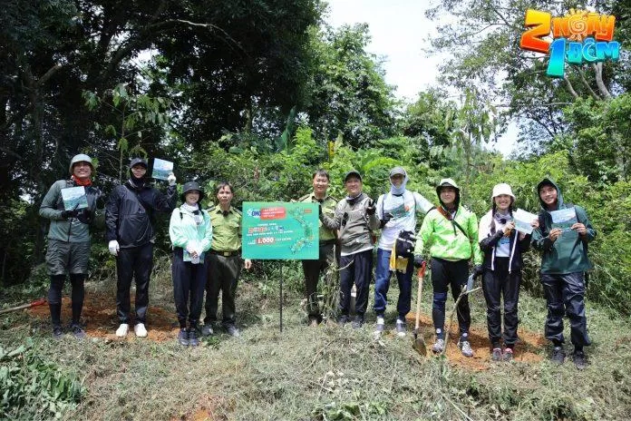 Các nghệ sĩ cùng nhau thực hiện trồng rừng - Nguồn: Fanpage 2 ngày 1 đêm