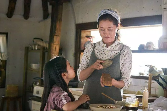 Mẹ luôn dành cho cô sự chăm sóc, yêu thương tuyệt đối (Ảnh: Internet)