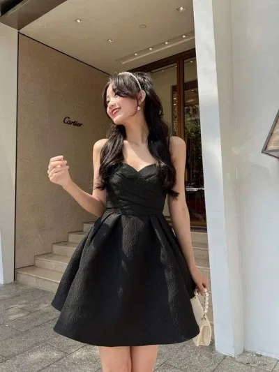 Đầm đen hai dây (Nguồn: Internet)