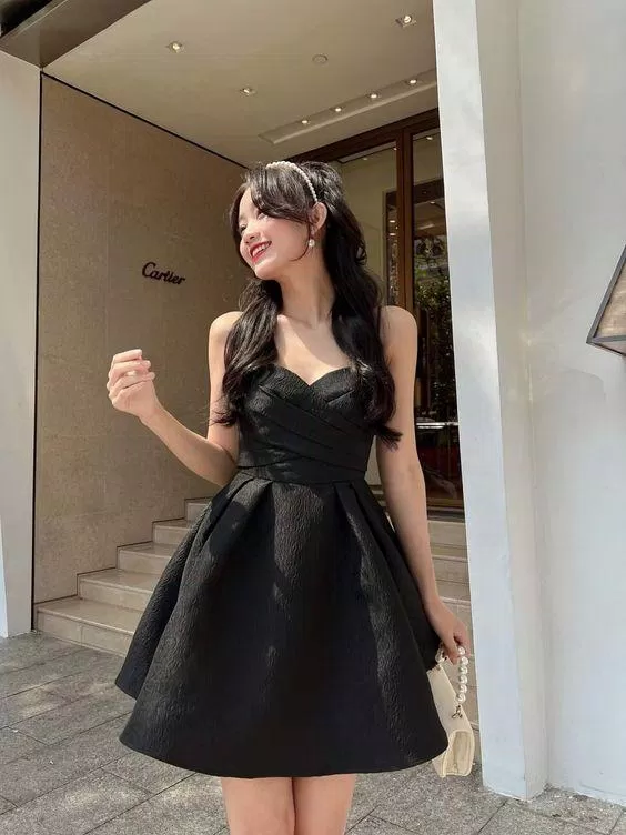 Đầm đen hai dây (Nguồn: Internet)