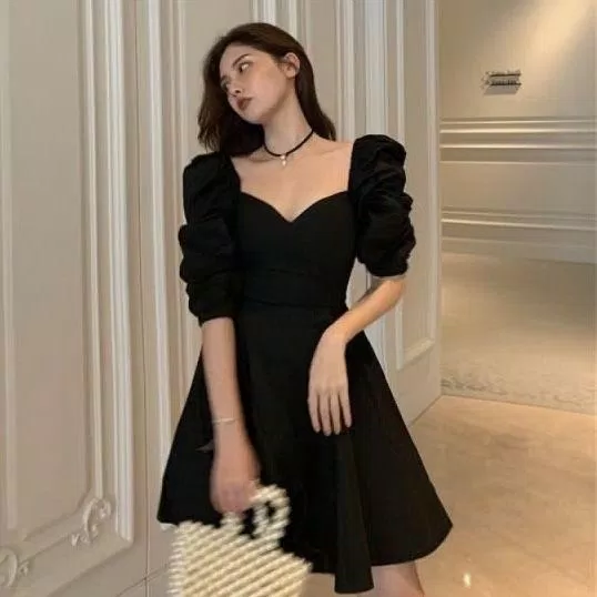 Đầm đen tay phồng hở ngực quyến rũ (Nguồn: Internet)