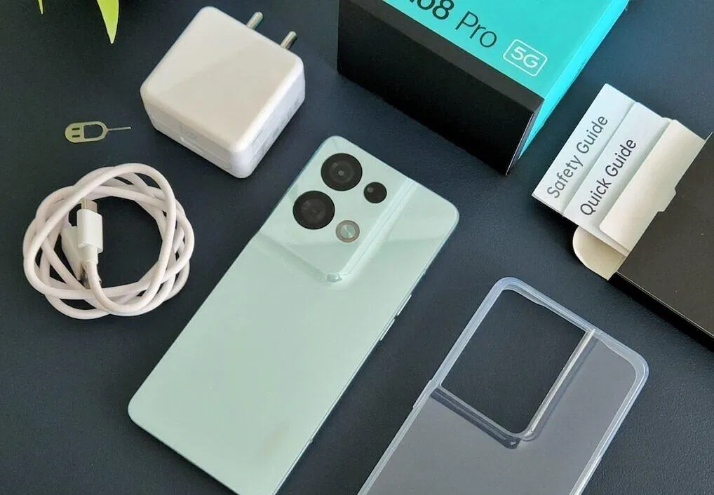Điện thoại được kèm theo dây sạc và ốp lưng cao su (Ảnh: Internet) Điện thoại được kèm theo dây sạc và ốp lưng cao su (Ảnh: Internet)
