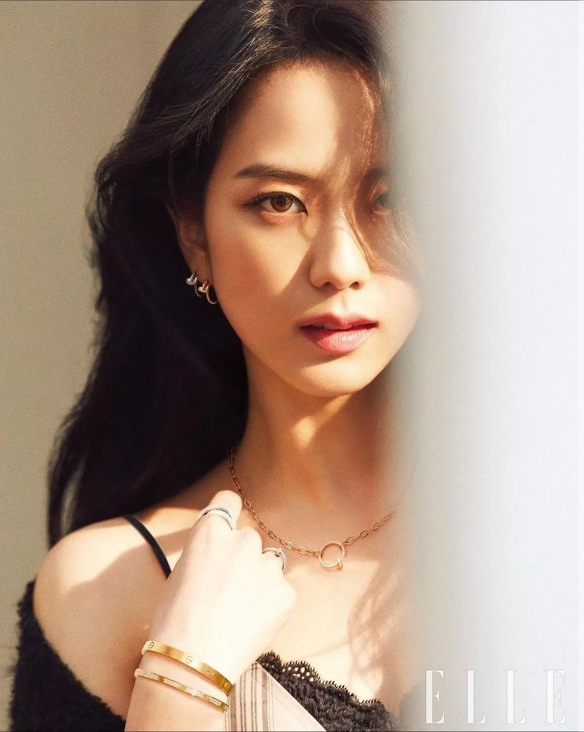 Jisoo cũng là đại sứ cho thương hiệu xa xỉ Cartier. (Ảnh: Internet)