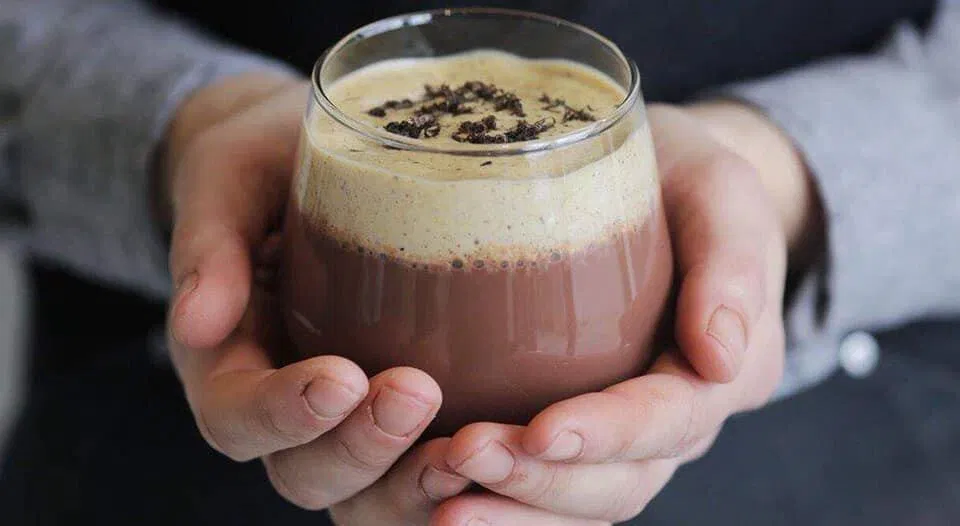 Uống ca cao nóng giúp bạn vừa tỉnh táo, vừa giảm cholesterol xấu (Ảnh: Internet) Uống ca cao nóng giúp bạn vừa tỉnh táo, vừa giảm cholesterol xấu (Ảnh: Internet)