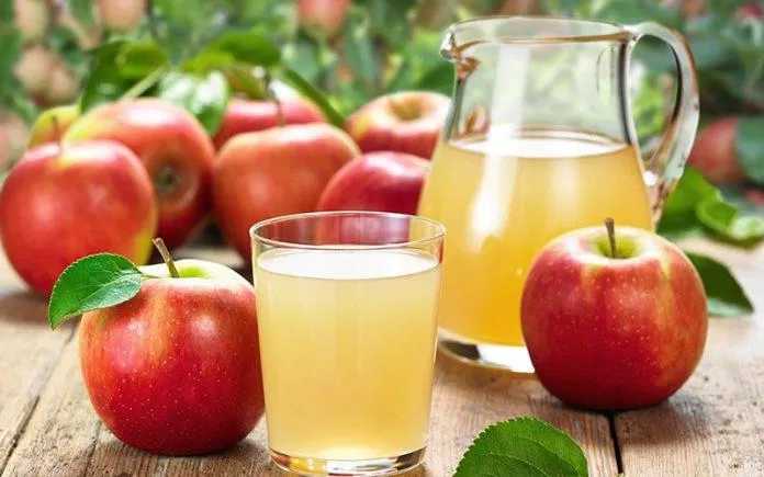 Nước ép táo vừa giúp cải thiện sức khỏe, vừa giúp loại bỏ cholesterol xấu ra khỏi cơ thể (Ảnh: Internet)