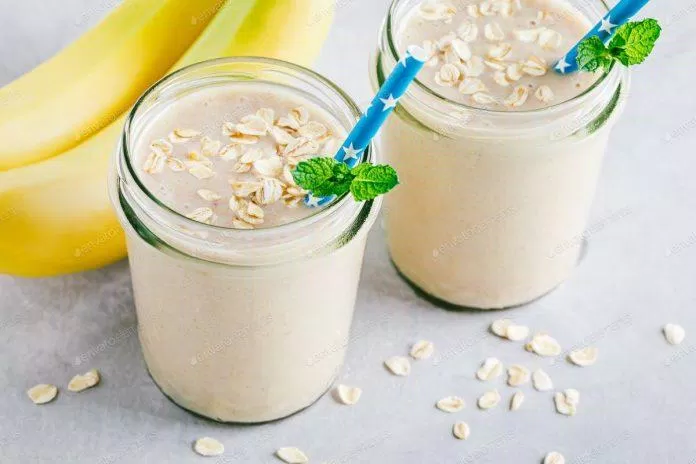 Bạn có thể uống sinh tố chuối và yến mạch để đánh bay mỡ thừa (Ảnh: Internet) Bạn có thể uống sinh tố chuối và yến mạch để đánh bay mỡ thừa (Ảnh: Internet)