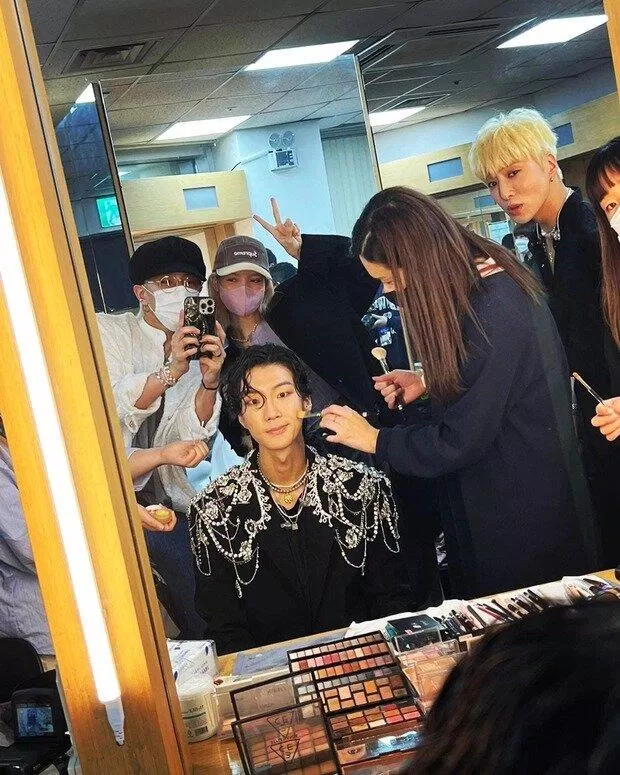 Trong khi đó, Lisa cũng đến thăm Seunghoon tại concert của WINNER (Ảnh: Internet)