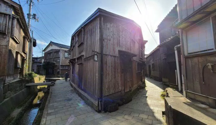 Ở Shukunegi nổi tiếng nhất là căn nhà tam giác này, nó được xây dựng dựa theo hình dáng của chiếc thuyền (Nguồn ảnh: Sado Island Japan)