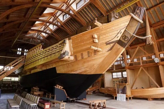 Tòa nhà trưng bày chiếc thuyền và dụng cụ đánh bắt cá (Ảnh: Internet)
