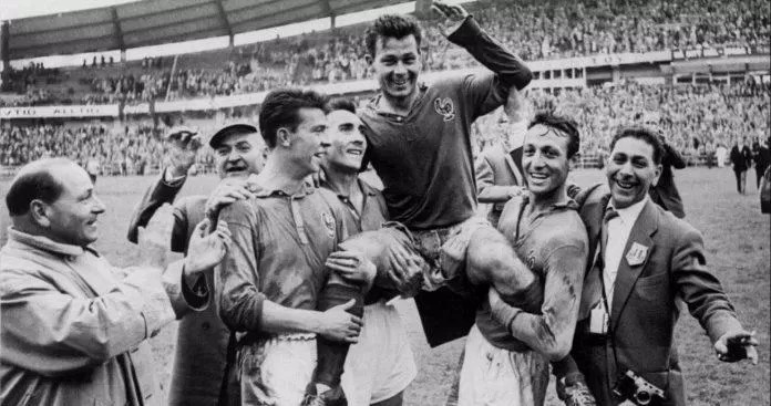 Just Fontaine được các đồng đội và phóng viên tung hô sau màn trình diễn siêu hạng tại World Cup 1958 (Ảnh: Internet)
