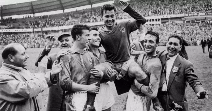 Just Fontaine được các đồng đội và phóng viên tung hô sau màn trình diễn siêu hạng tại World Cup 1958 (Ảnh: Internet) Just Fontaine được các đồng đội và phóng viên tung hô sau màn trình diễn siêu hạng tại World Cup 1958 (Ảnh: Internet)