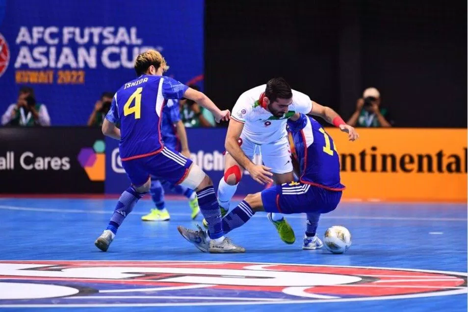 Futsal Nhật Bản khóa chặt những con đường có thể dẫn đến khung thành của Kuromoto (Ảnh: Internet)