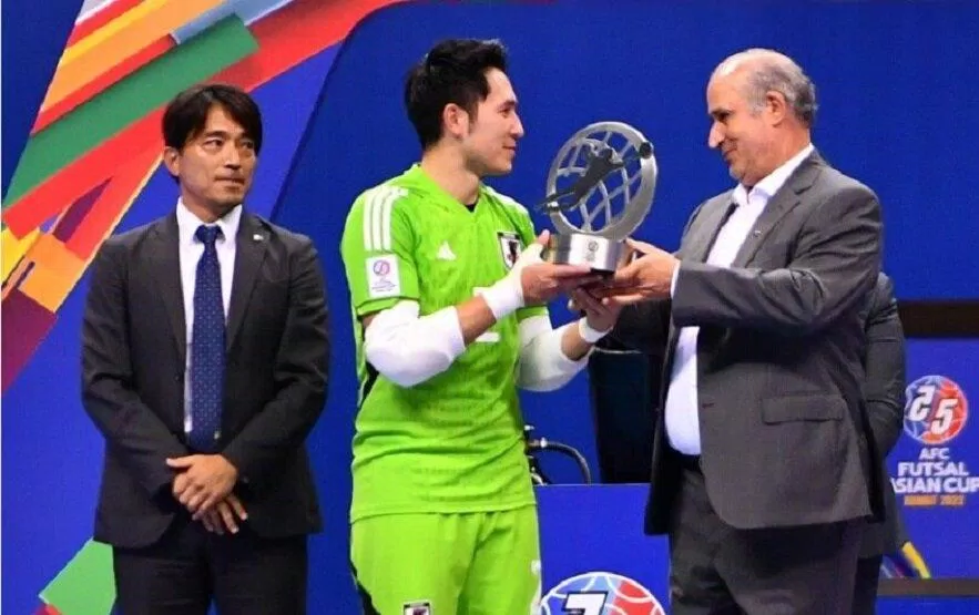 Thủ môn Kuromoto của Futsal Nhật Bản nhận giải thủ môn xuất sắc nhất AFC Futsal Asian 2022 (Ảnh: Internet) Thủ môn Kuromoto của Futsal Nhật Bản nhận giải thủ môn xuất sắc nhất AFC Futsal Asian 2022 (Ảnh: Internet)