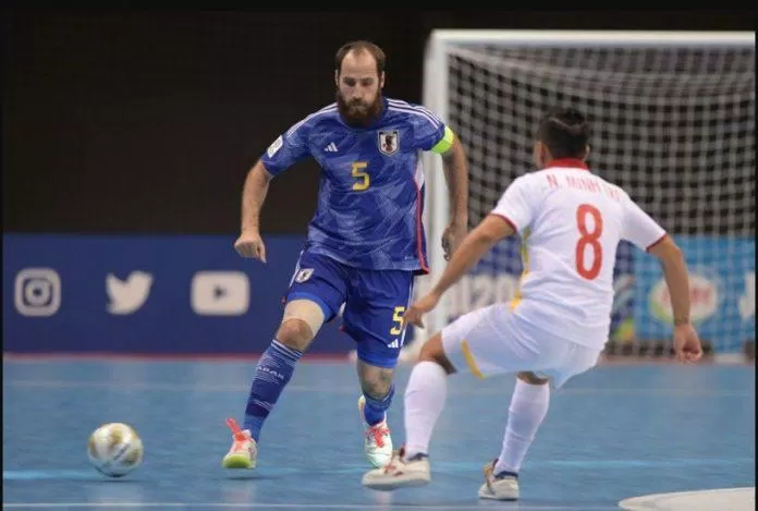 Fixo số 5 Arthur Oliviera của tuyển Futsal Nhật Bản out play các tuyển thủ Futsal Việt Nam (Ảnh: Internet)