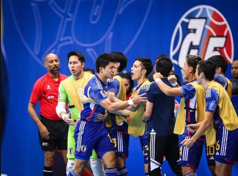 Shimizu Kazuya ăn mừng cùng đồng đội sau khi chọc thủng lưới Hồ Văn Ý trong hiệp 1 (Ảnh: Internet) Shimizu Kazuya ăn mừng cùng đồng đội sau khi chọc thủng lưới Hồ Văn Ý trong hiệp 1 (Ảnh: Internet)