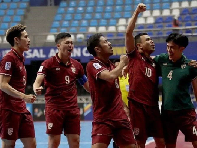 Các cầu thủ tuyển Futsal Thái Lan ăn mừng sau khi thắng ở những giây cuối đầy kịch tính (Ảnh: Internet)