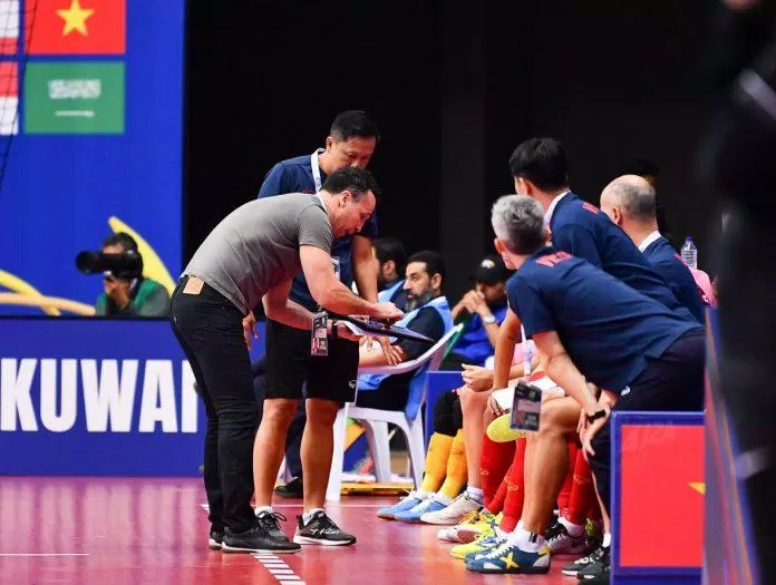 Huấn luyện viên Diego Giustozzi cùng các thành viên ban huấn luyện trao đổi chiến thuật trong trận với Ả Rập Xê Út (Ảnh: Internet) Huấn luyện viên Diego Giustozzi cùng các thành viên ban huấn luyện trao đổi chiến thuật trong trận với Ả Rập Xê Út (Ảnh: Internet)