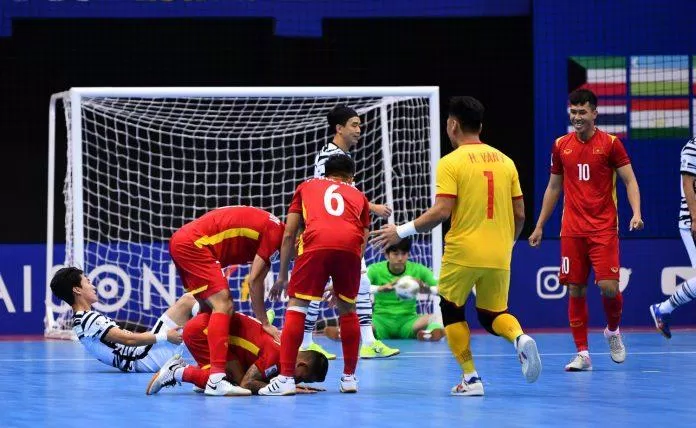 Khoảnh khắc đội tuyển Futsal Việt Nam hạ gục đối thủ Hàn Quốc ở lượt trận mở màn bảng D (Ảnh: Internet)