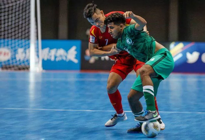 Các hậu vệ tuyển Futsal Việt Nam pressing và khóa chặt các mũi tấn công của Ả Rập Xê Út (Ảnh: Internet)