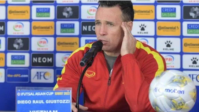 Huấn luyện viên Diego Giustozzi trả lời báo giới rất tự tin trước trận gặp Nhật Bản (Ảnh: Internet)