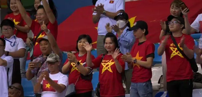 Số ít khán giả Việt Nam đến sân vỗ tay khích lệ tinh thần các cầu thủ sau khi trận đấu đã kết thúc (Ảnh: Internet)