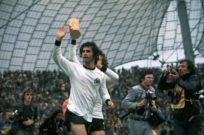 Gerd Muller cùng các đồng đội lên ngôi World Cup 1974 (Ảnh: Internet)