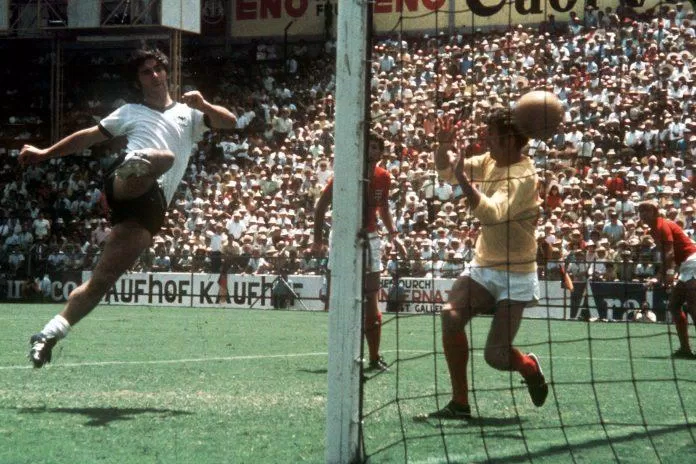 Bàn thắng của Gerd Muller vào lưới tuyển Anh giúp Đức tiến vào Bán kết World Cup 1970 (Ảnh: Internet)