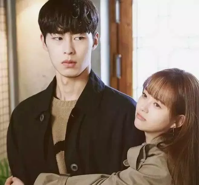 Go Ara sánh đôi cùng Kim Seon-ho trong phim mới (Ảnh: Internet)