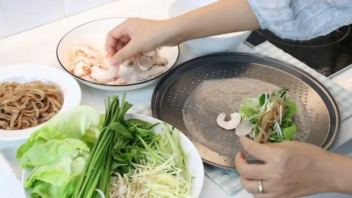 Sắp xếp các nguyên liệu thật cẩn thận để cuốn gỏi được đẹp (Ảnh YouTube: ThaTha & Healthy Living Style). Sắp xếp các nguyên liệu thật cẩn thận để cuốn gỏi được đẹp (Ảnh YouTube: ThaTha & Healthy Living Style).